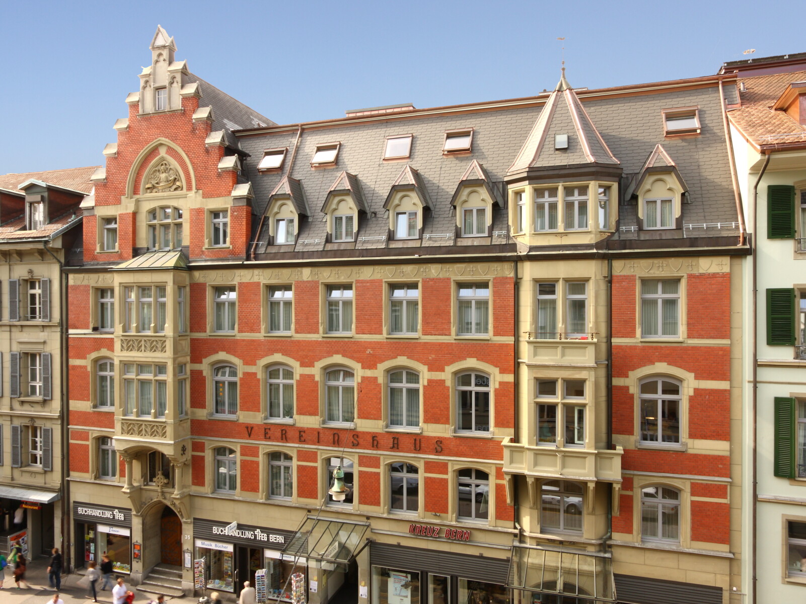 Aussenansicht des Hotel Kreuz Bern in der Altstadt mit historischer Fassade.