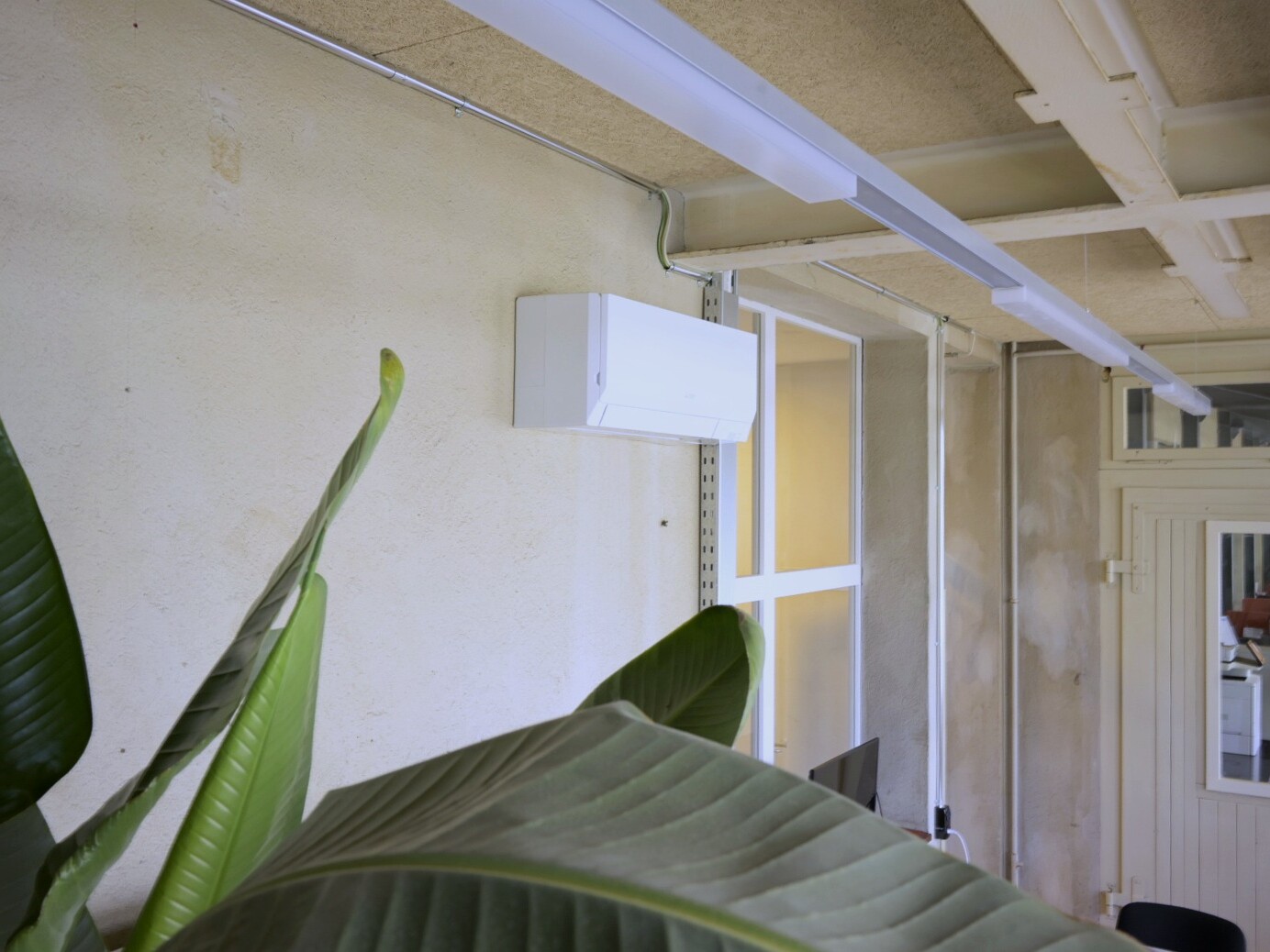 Dezentes Klimagerät für die Büro-Klimatisierung in Thun und Umgebung – Planung und Montage durch F. Zaugg AG.