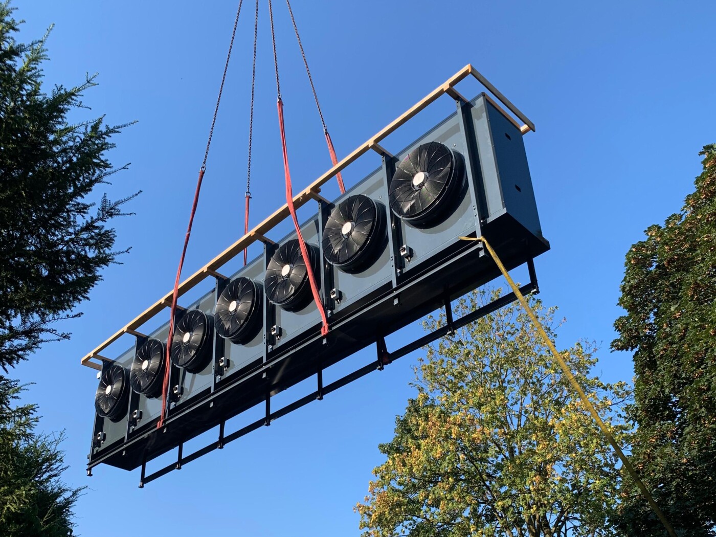 Montage des Luftkühlers der CO₂-Split-Wärmepumpe per Kran bei der Wohnüberbauung in Oberdiessbach