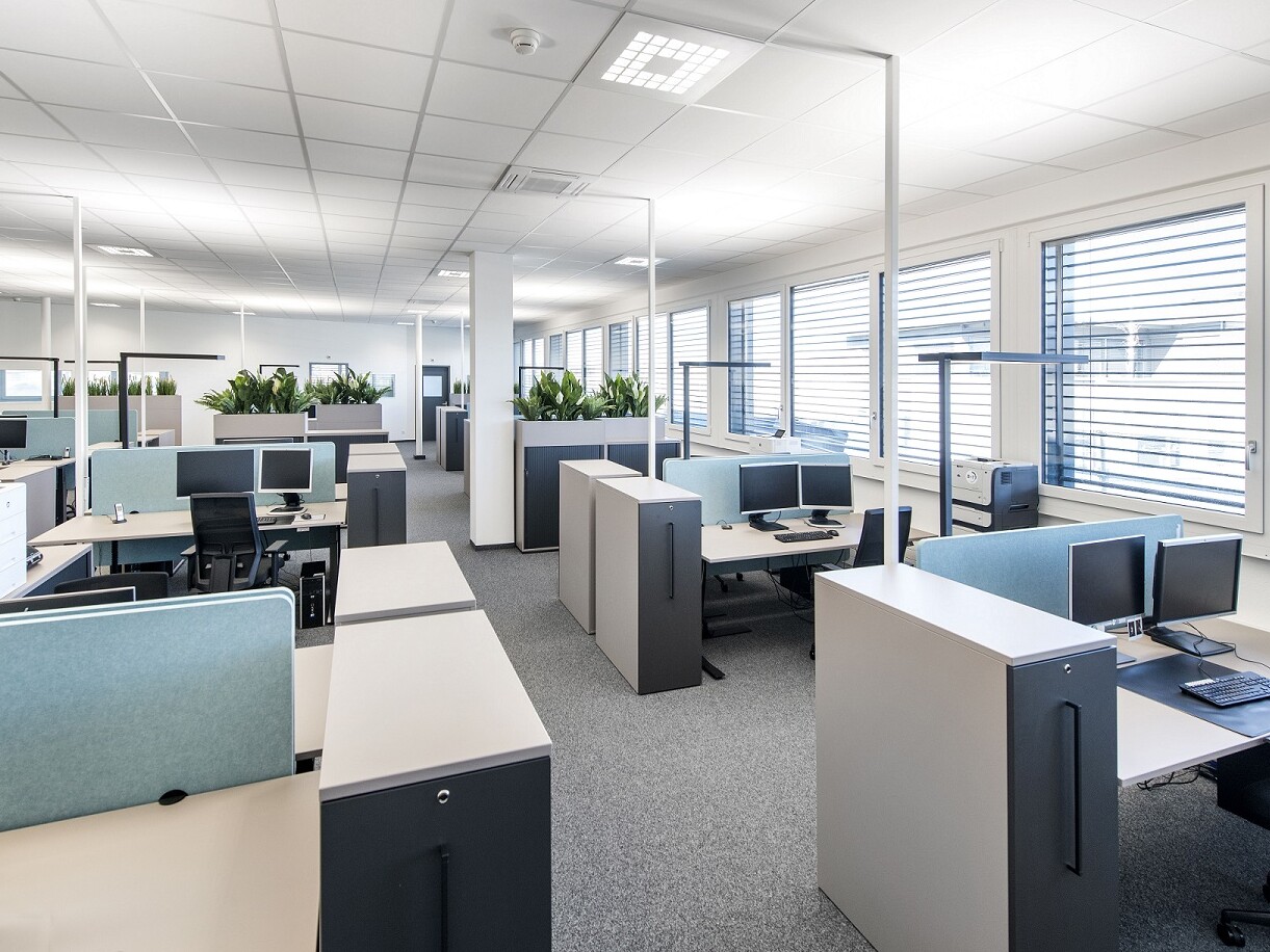 Büroklimatisation in ein einem Grossraumbüro mit vielen Arbeitsplätzen. Danke der Zaugg Kältetechnik AG in einem angenehmen Arbeitsklima arbeiten.
