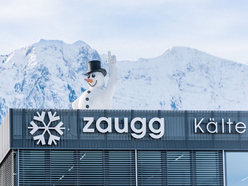 Schneemann auf dem Dach der Zaugg AG in Thun - Kompetenz in der Kühltechnik.  Schneemann auf dem Dach der Zaugg AG in Thun - Kompetenz in der Kühltechnik.