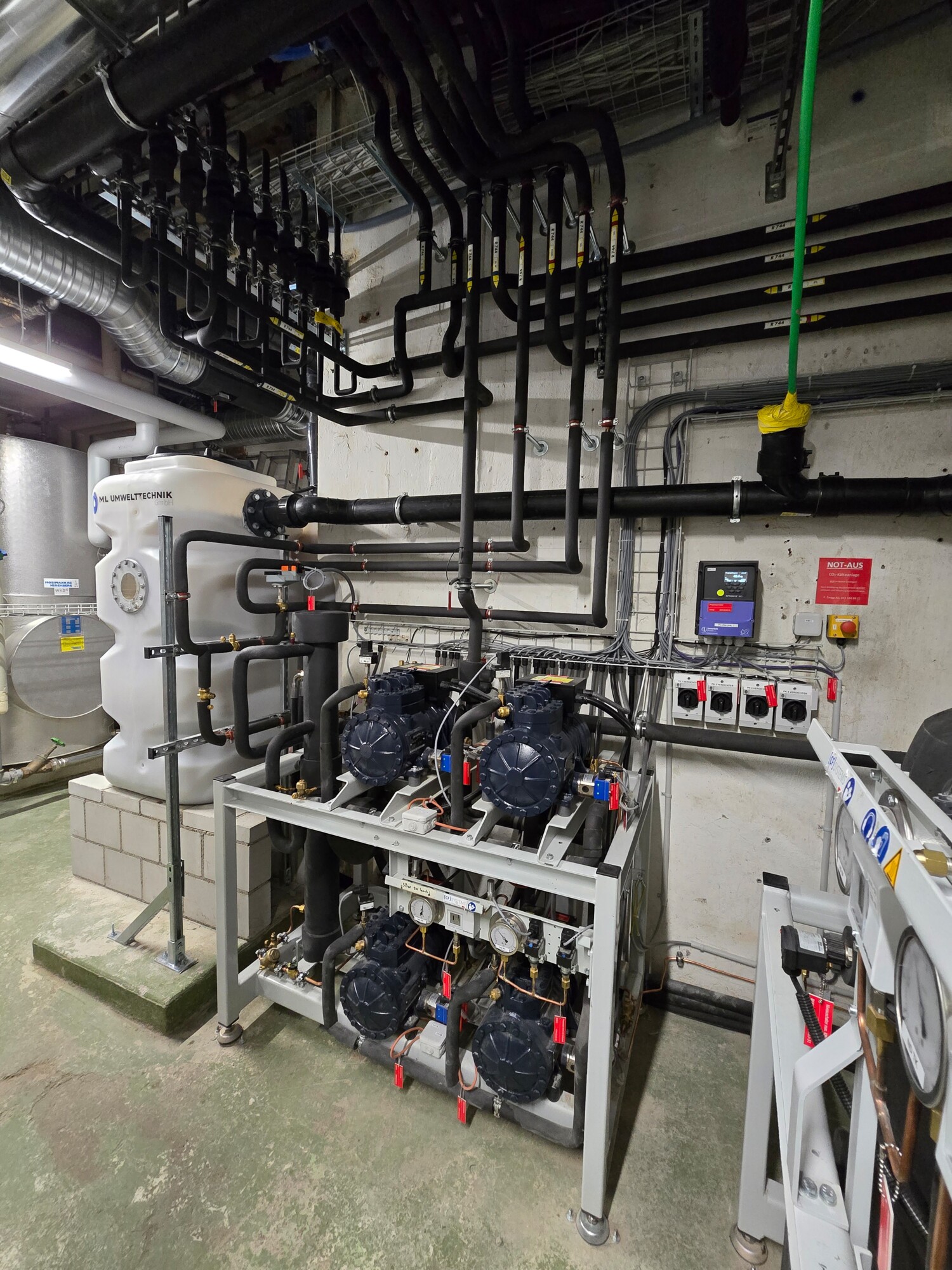 CO₂-Kälteanlage im Maschinenraum des Hotel Kreuz Bern mit mehreren Verdichtern, Rohrleitungen und zentraler Steuerung