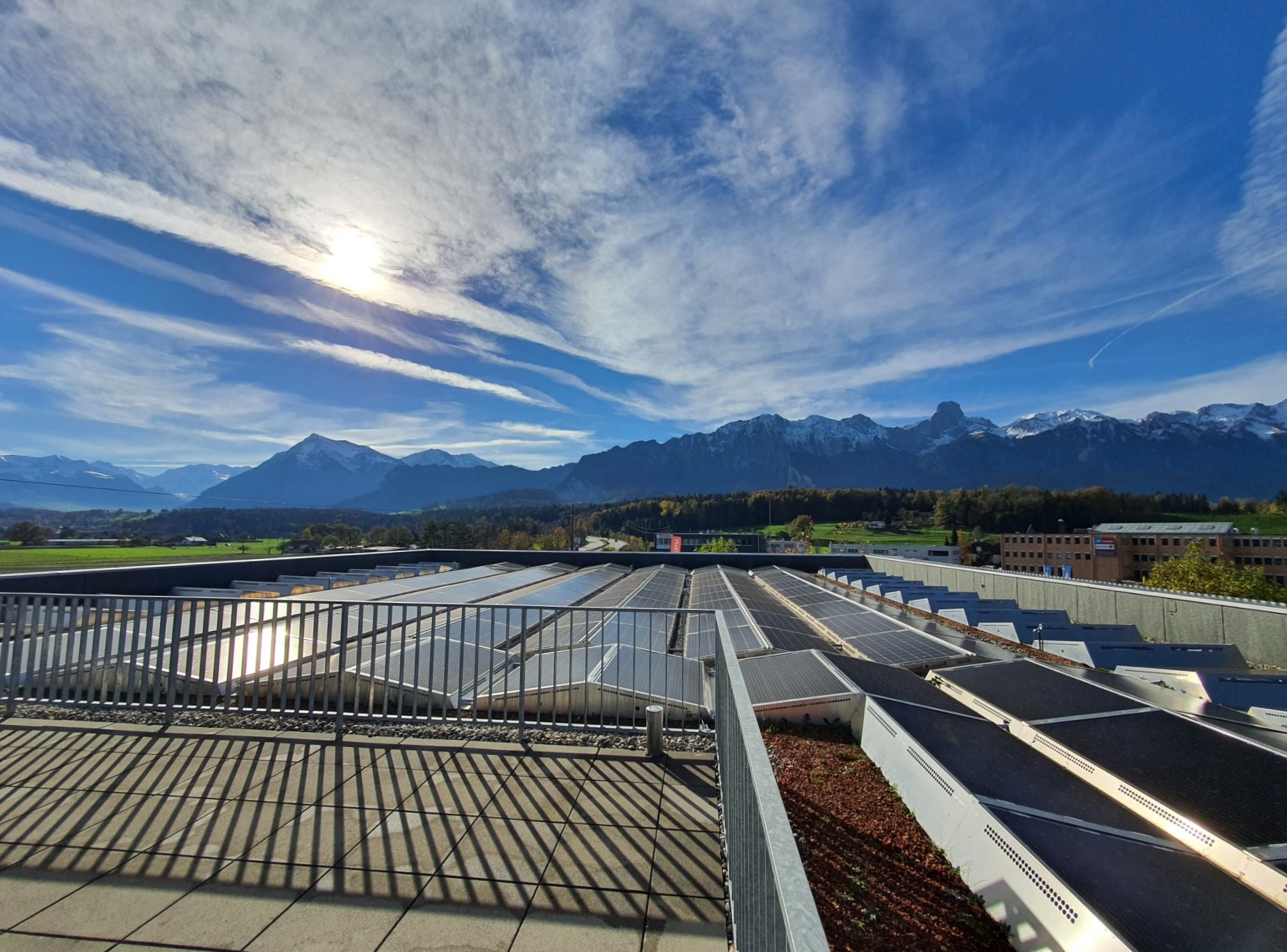 Umweltfreundliche Kälteanlage mit PV Modulen und Solarzellen auf dem Dach der Zaugg Kältetechnik. - Verband für Kältetechnik SVK Fördergelder
