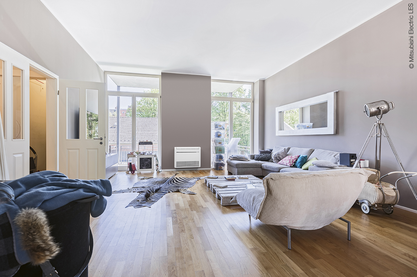 Wohnzimmer mit einem Truhenklimagerät an der Wand