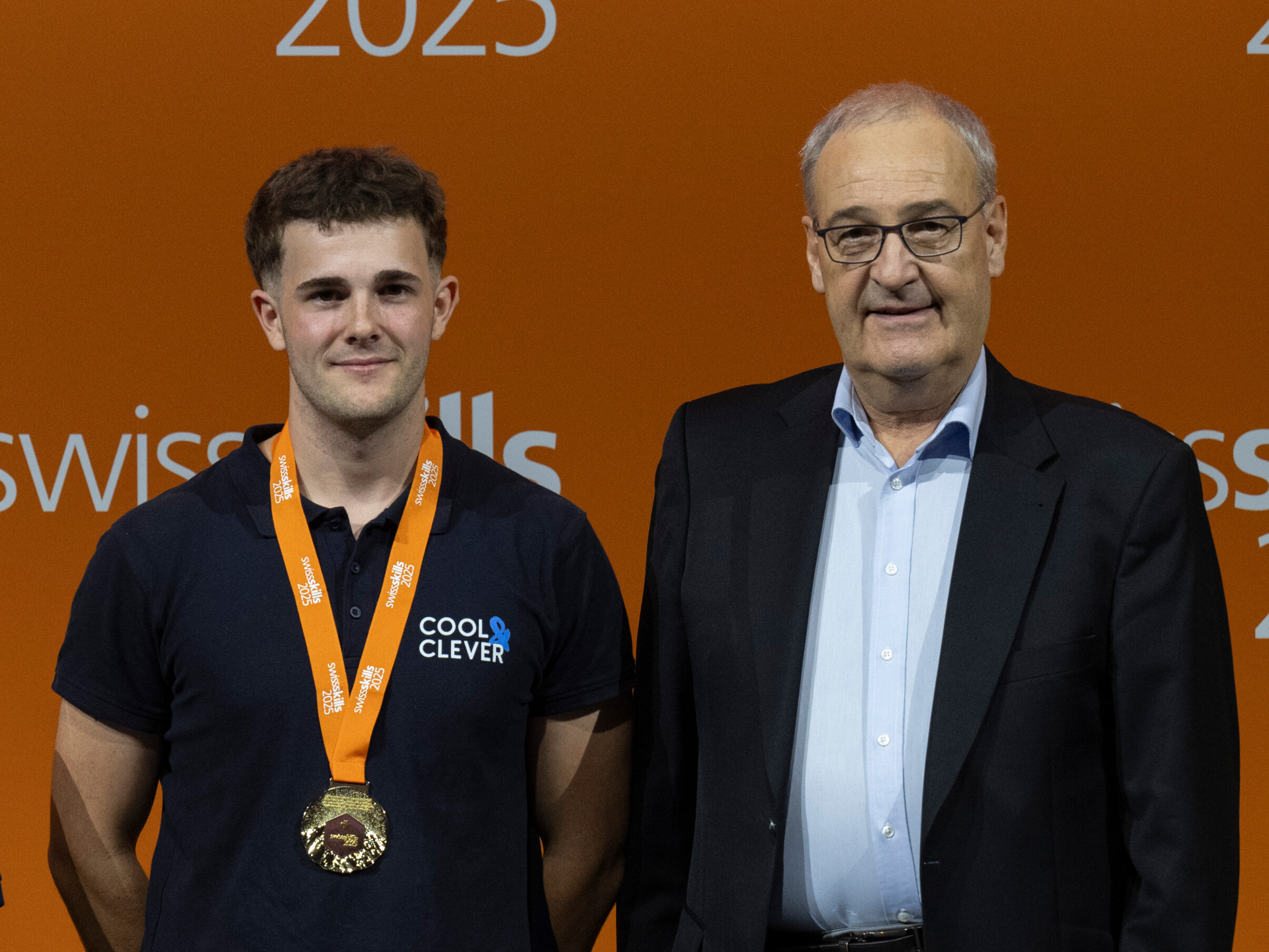 Schweizermeister Nevio Lang mit Bundesrat Guy Parmelin Kältesystem Monteur SwissSkills 2025