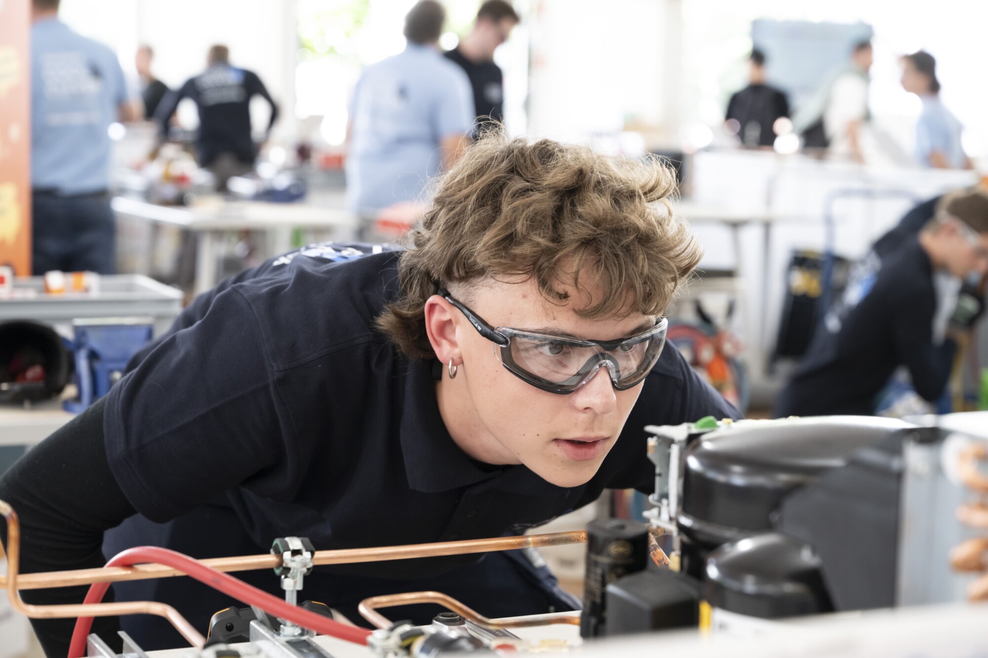 Zaugg Kältesystemmonteur Arbeit an Kälteanlage Zaugg Kältesystemmonteur Arbeit an Kälteanlage