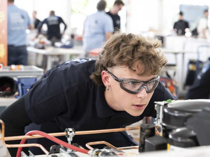 Ein Kältesystemmonteur arbeitet an einer Kälteanlage – Präzisionsarbeit bei der Installation von Kältetechnik.