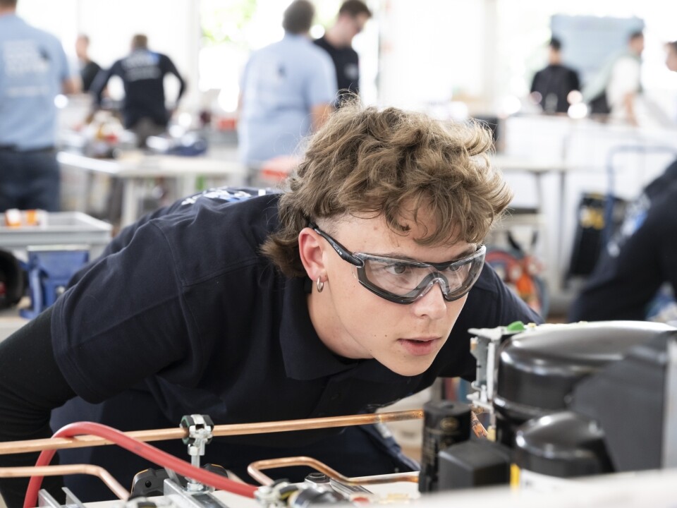 Höchste Konzentration bei der Arbeit an einer Kälteanlage Kältesystem Monteur Lehrling