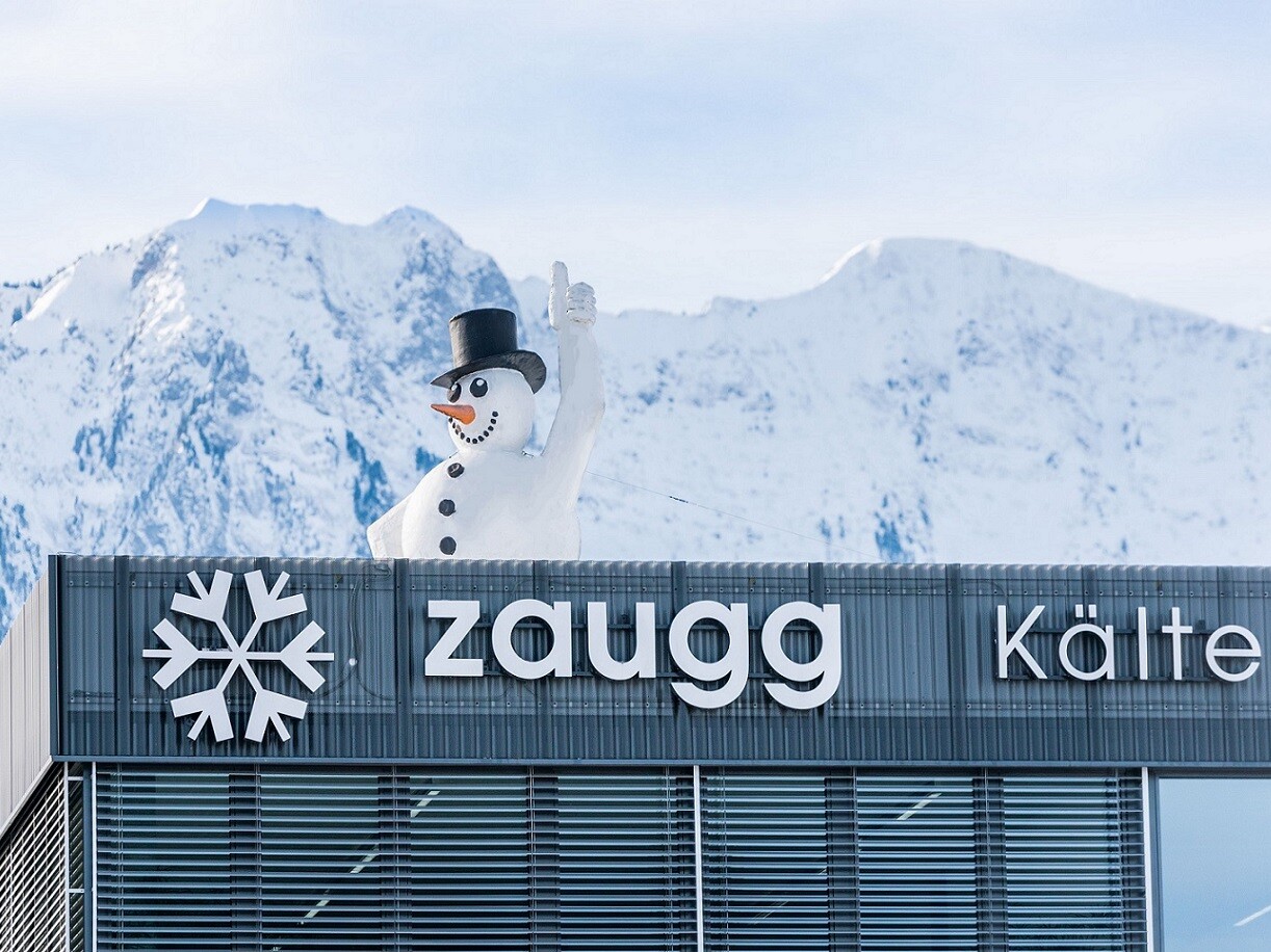 Schneemann auf dem Dach der Zaugg AG in Thun - Kompetenz in der Kühltechnik. 