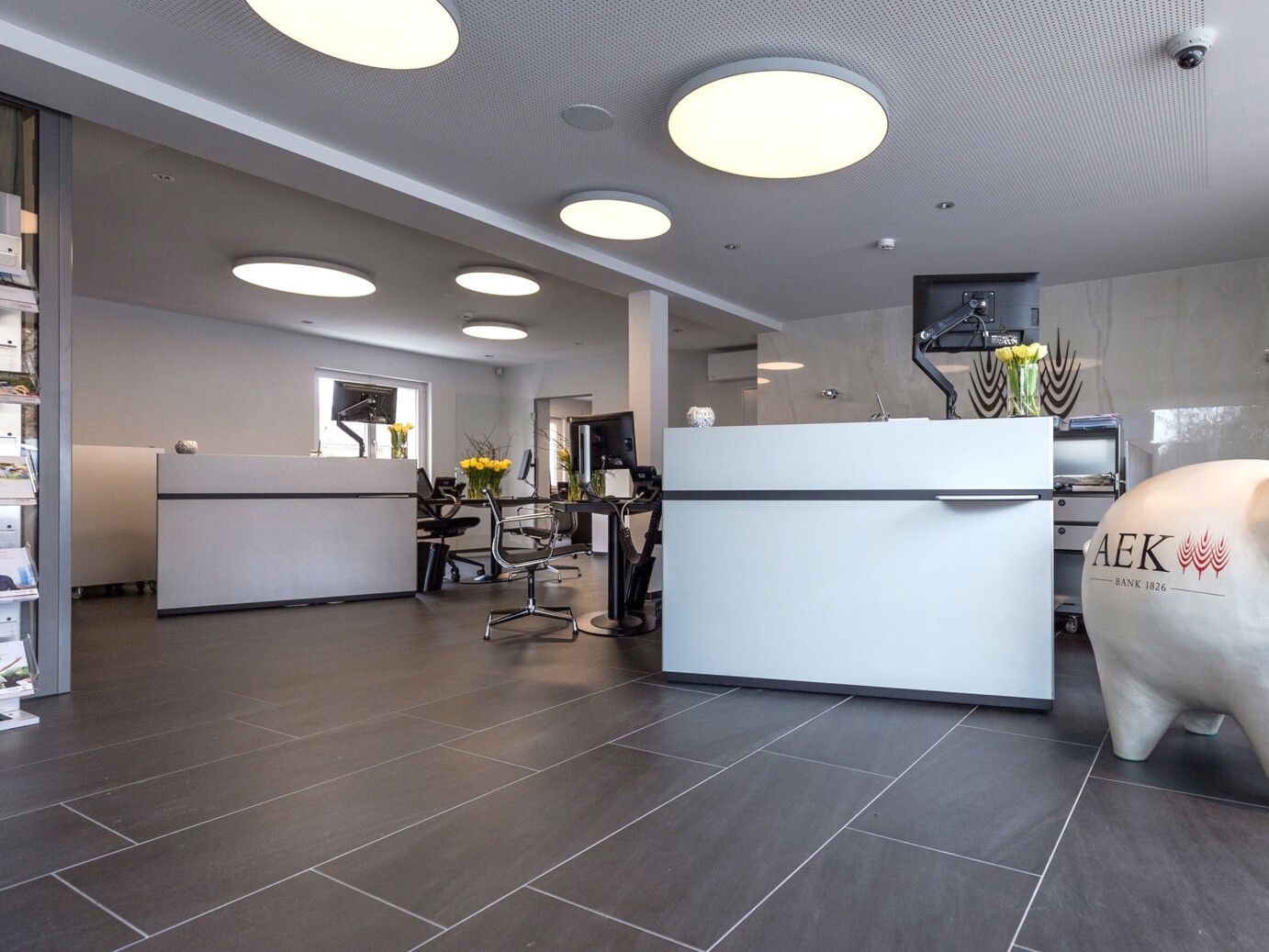 Kühlung Büroräume der AEK Bank in Thun. Im Hintergrund ist ein weisses Design Klimagerät von der Zaugg Kälte Klima AG zu sehen.