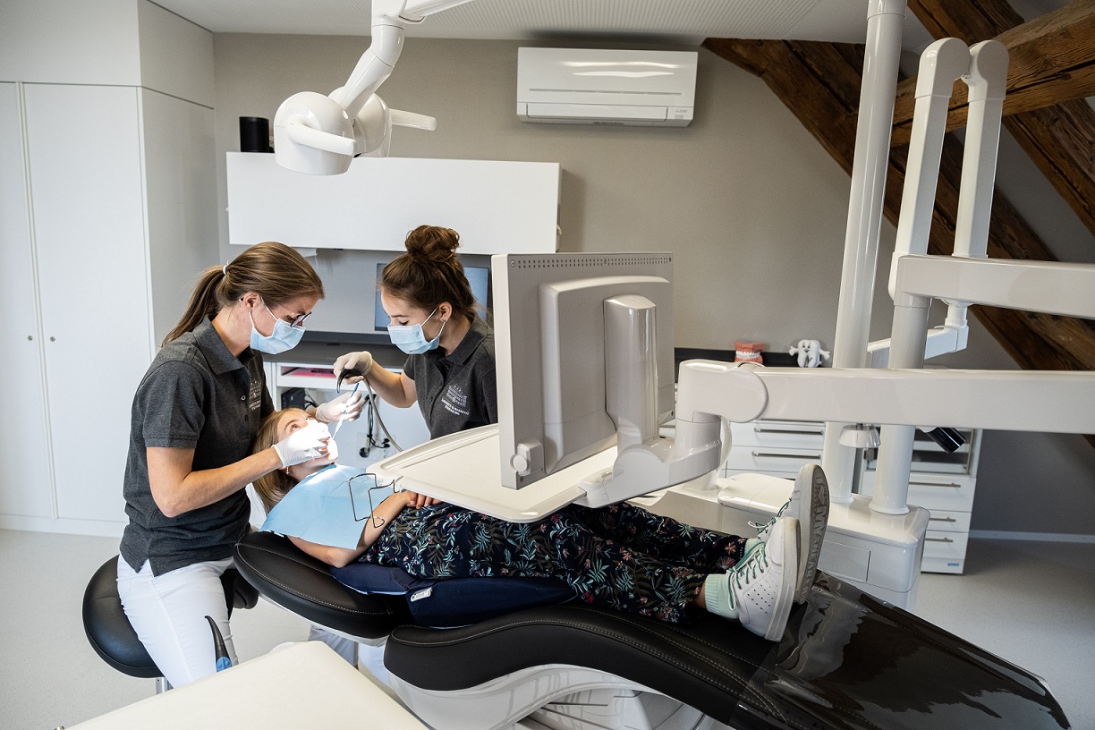 Zahnarztpraxis mit weissem Split Klimagerät