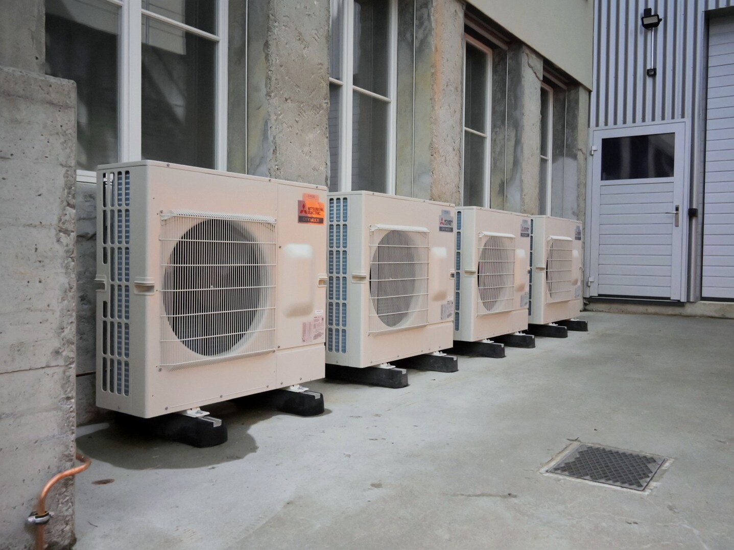 Moderne Mitsubishi Electric Wärmepumpen- und Klimaanlagen-Ausseneinheiten, fachgerecht montiert von F. Zaugg AG Thun.