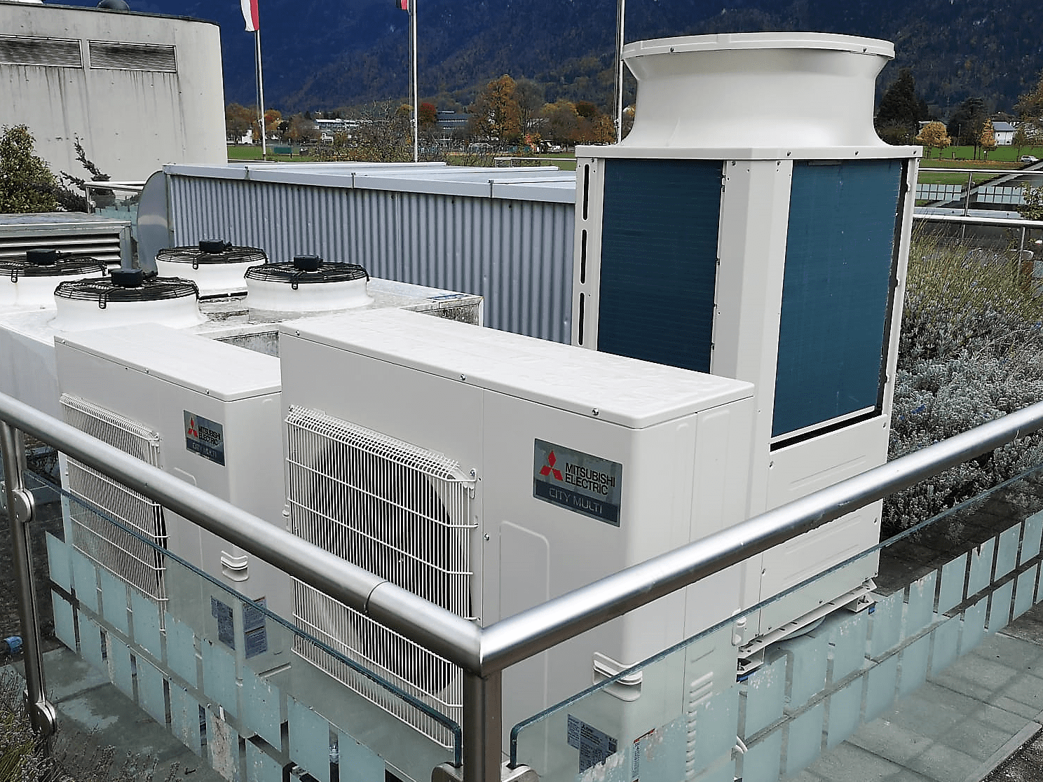 Klimageräte für grosse Gebäude. Besonders flexible und energieeffiziente Lösung für grosse Räume. Kühlen und Heizen dank den City Multi VRF-Systemen von der Zaugg AG.