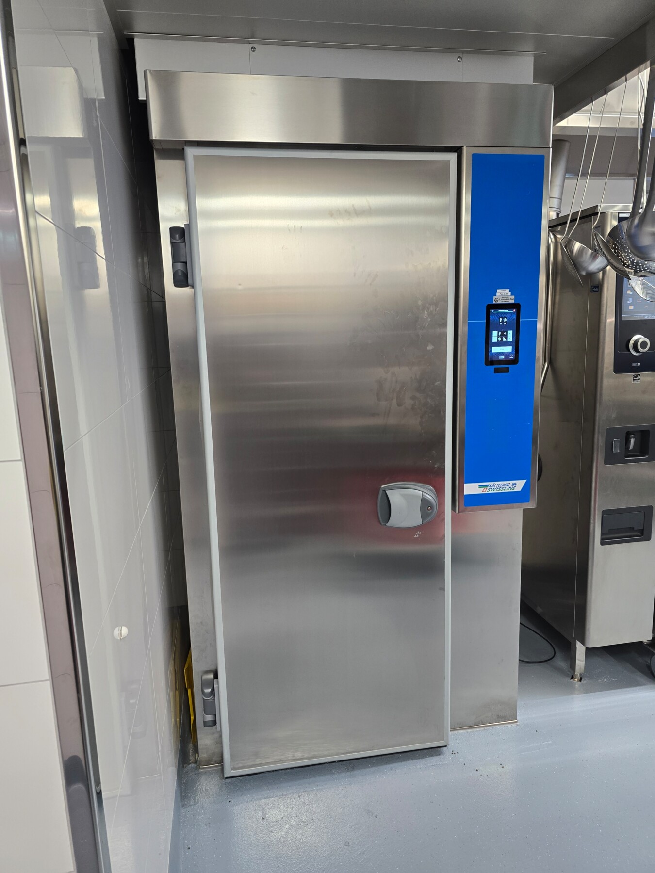 Schockfroster bzw. gewerbliches Tiefkühlgerät in Edelstahl-Ausführung für den professionellen Einsatz.