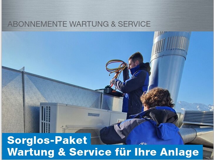 Zwei Servicemonteure der f. zaugg ag bei Servicearbeiten an einer  Klimaanlage auf dem Dach
