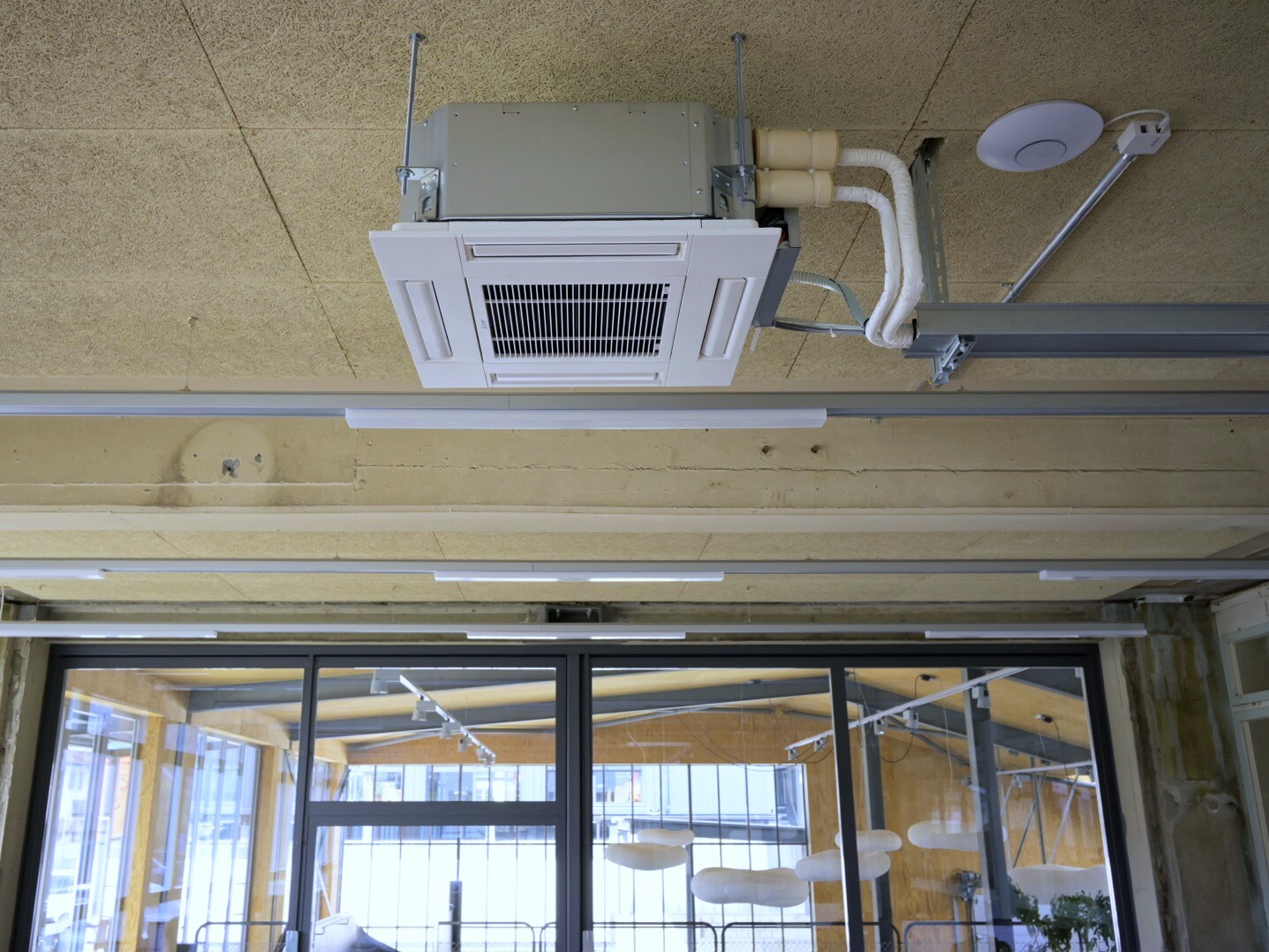 Effiziente Klimaanlage-Deckenkassette für gewerbliche Räume im Berner Oberland, installiert von F. Zaugg AG.