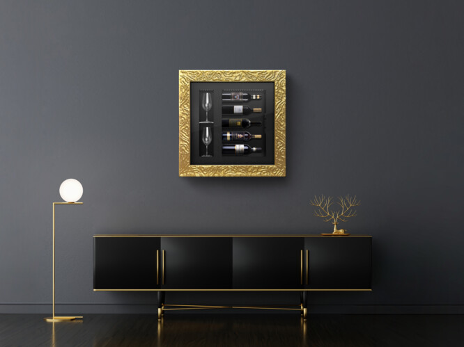 Raum Raum mit Sideboard und Leuchte, an der Rückwand ein Weinkühlschrank, quadratisch an der Wand aufgehängt, durch die Glastür sieht man  edle Flaschen mit Wein daneben die passenden Gläser, eine gekühlte Wandvitrine für Wein, ein gekühltes Wandobjekt 