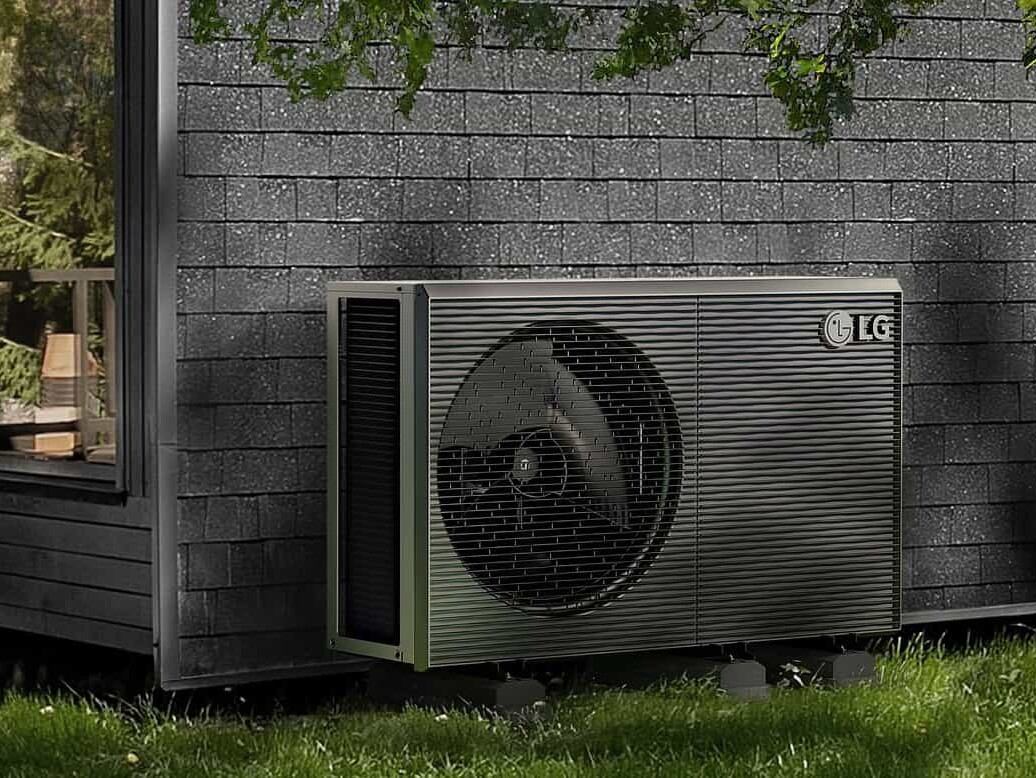 Wärmepumpe LG Therma V R290 Monobloc Propan dunkles Design vor schwarzer Fassade Montage Aussengerät Zaugg