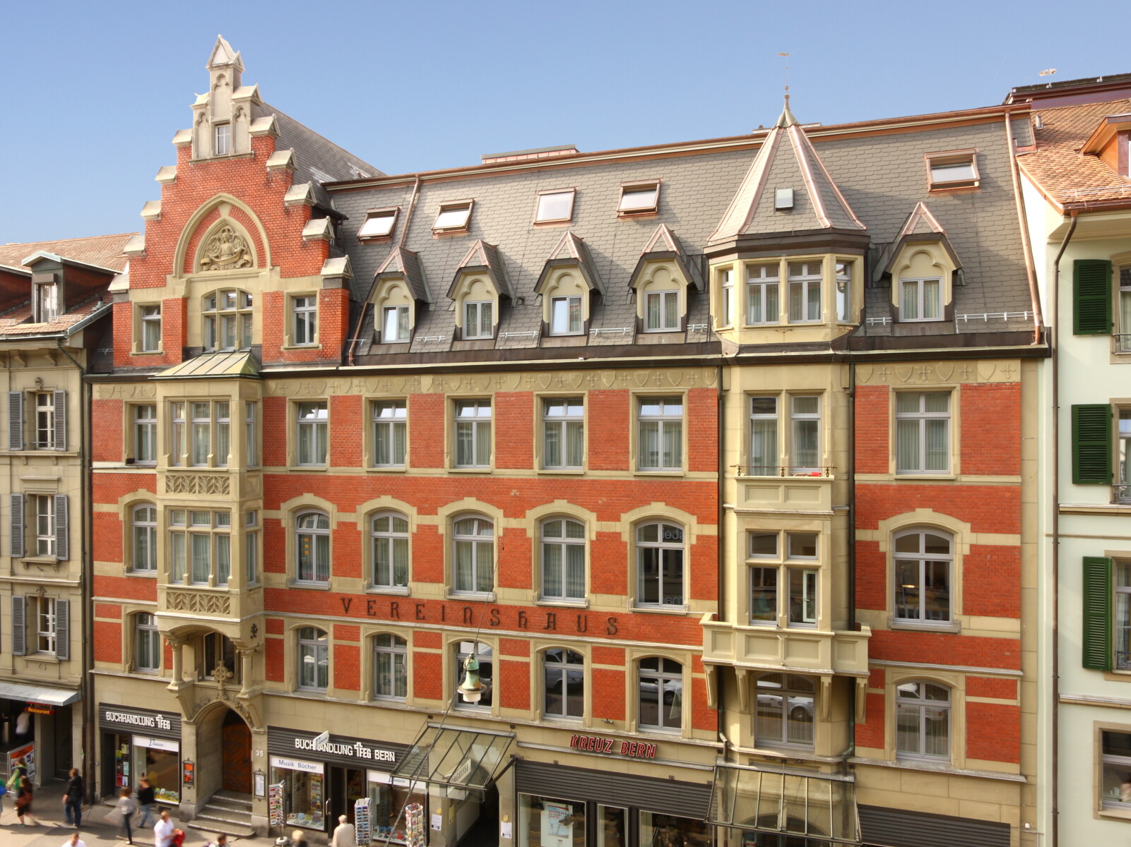 Aussenansicht des Hotel Kreuz Bern in der Altstadt mit historischer Fassade.