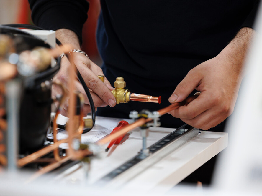 Ein Kältesystemmonteur bei der Arbeit. - Spannende offene Stellen in der Kältetechnik.
