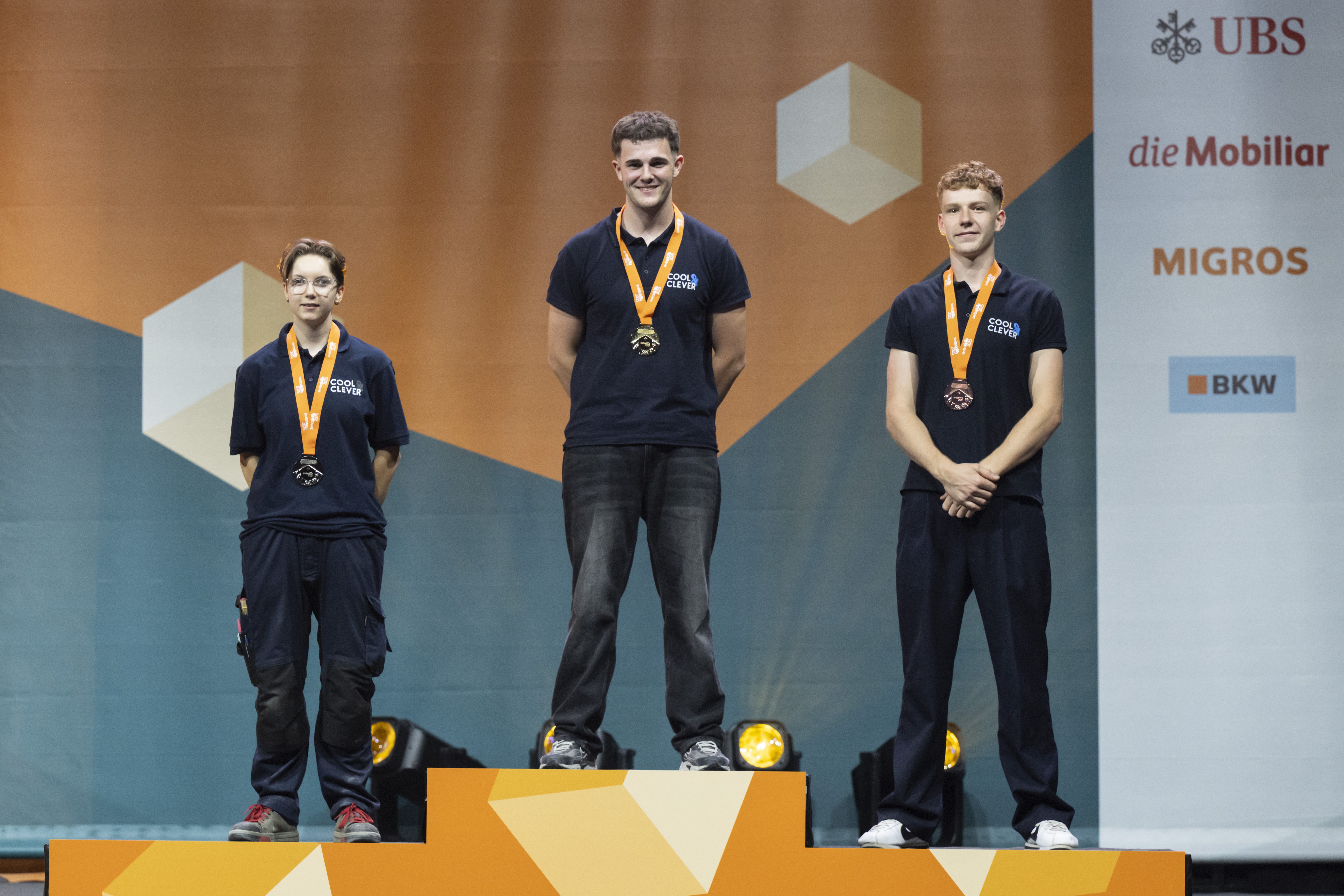 Das Podest der Schweizer Berufsmeisterschaften der Kältetechnik 2023. Auf dem Ersten Platz Sascha Künzi, Lernender und Mitarbeiter der f. zaugg ag in Thun. - Lernende Kältesystemmonteur Das Podest der Schweizer Berufsmeisterschaften der Kältetechnik 2023. Auf dem Ersten Platz Sascha Künzi, Lernender und Mitarbeiter der f. zaugg ag in Thun. - Lernende Kältesystemmonteur