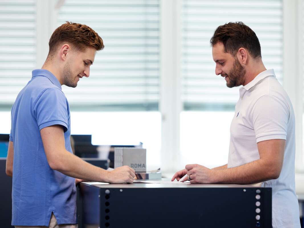 Besprechung von zwei Spezialisten für Wärmepumpen - Beratung Firma Zaugg Kälte Klima